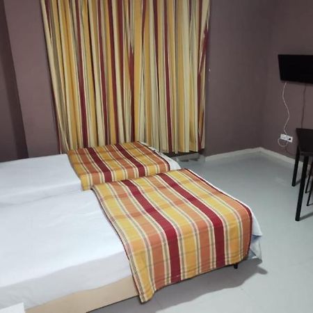 Hostal Gracia ตอร์เรคอน เด อาร์ดอซ ภายนอก รูปภาพ